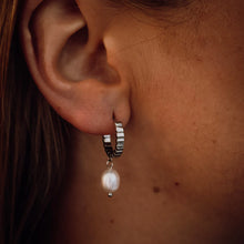 Load image into Gallery viewer, Katy B - Pearl Ribbed Hoops